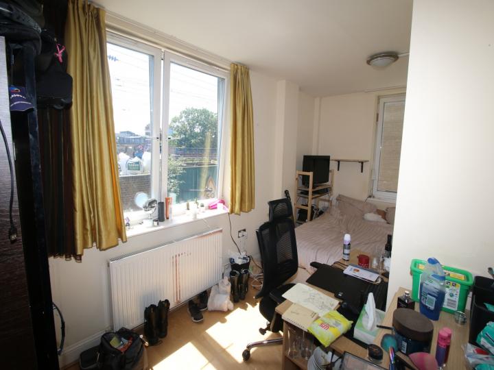Flat Ratcliffe Cross Street in Greater London