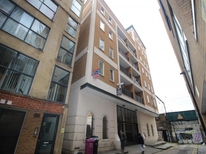 Flat Ratcliffe Cross Street in Greater London