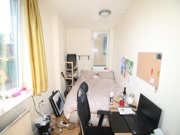 Flat Ratcliffe Cross Street in Greater London