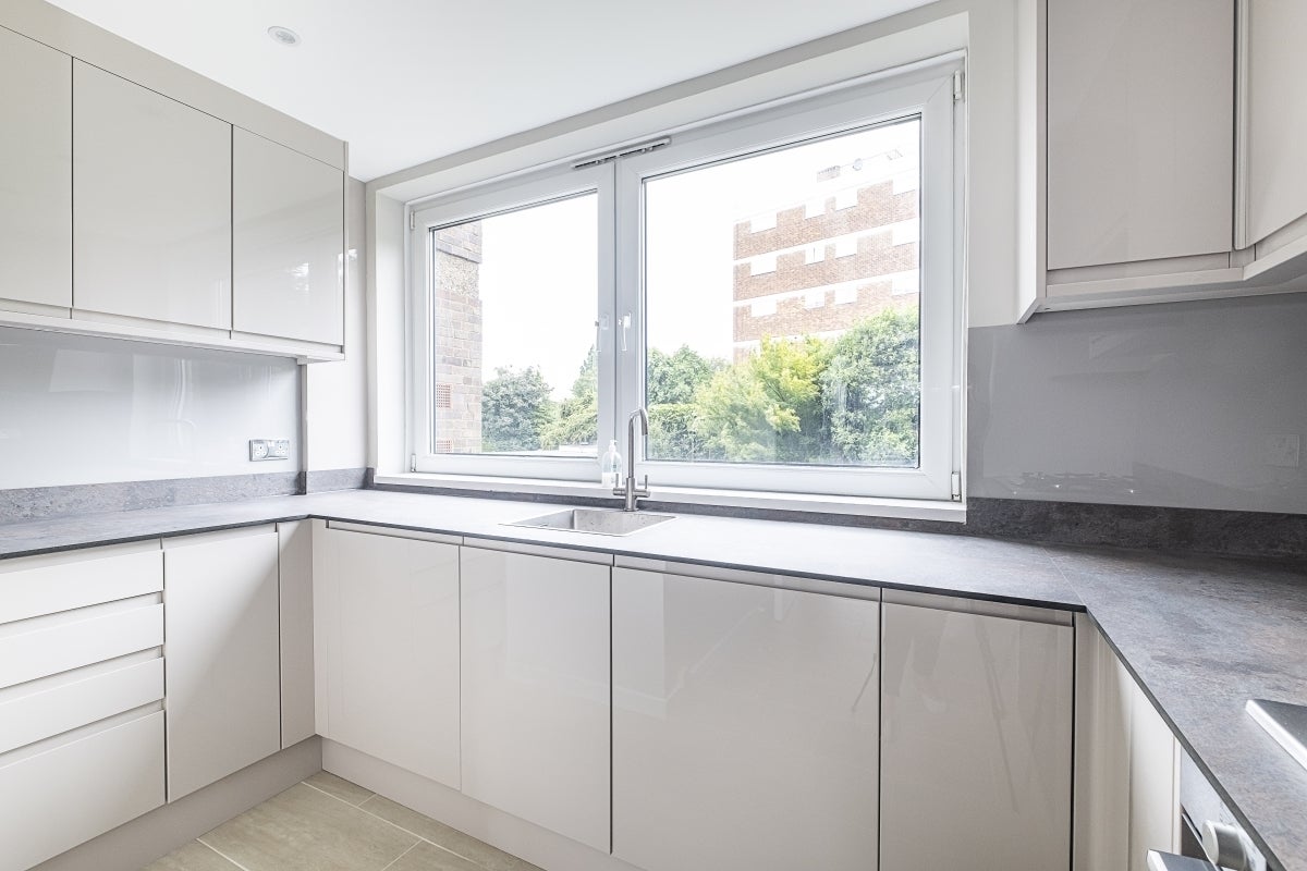Flat Wimbledon Park Road in Greater London