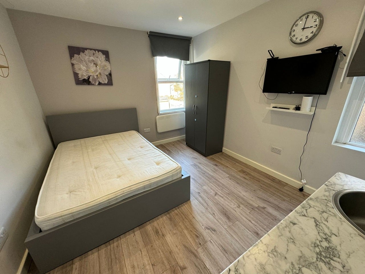 Flat Bellclose Road in Greater London