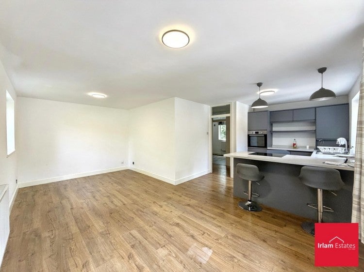 Flat Roe Green in Salford