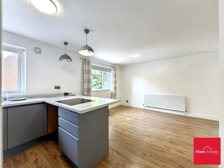 Flat Roe Green in Salford