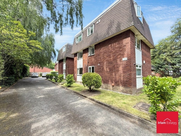 Flat Roe Green in Salford