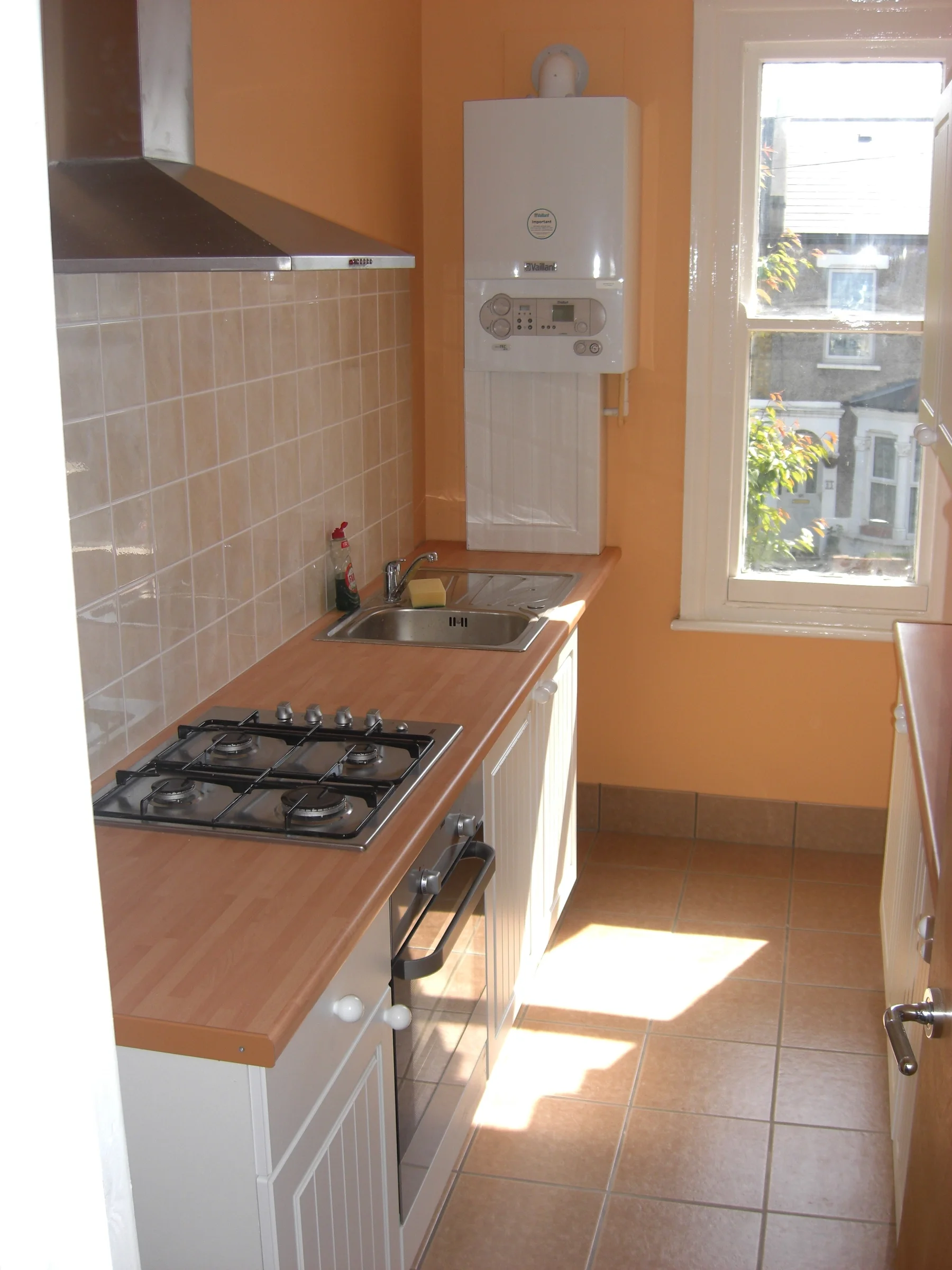 Flat Plum Lane in Greater London