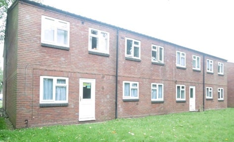 Flat Hailes Park Close in Wolverhampton