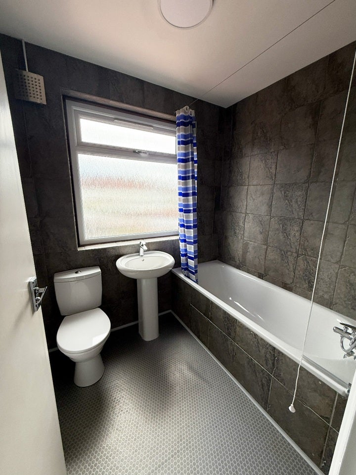 Flat Princes Avenue in Greater London