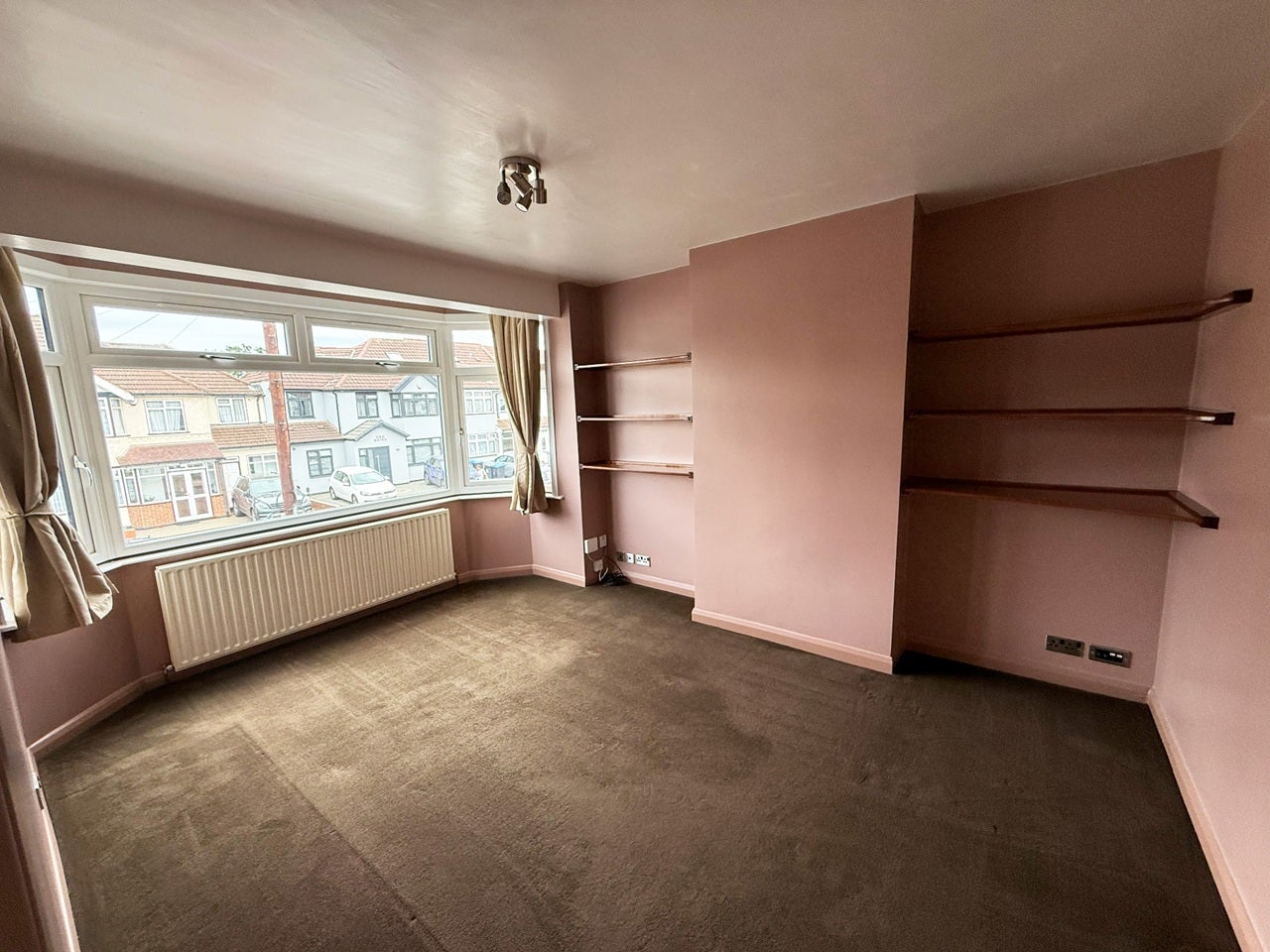 Flat Princes Avenue in Greater London