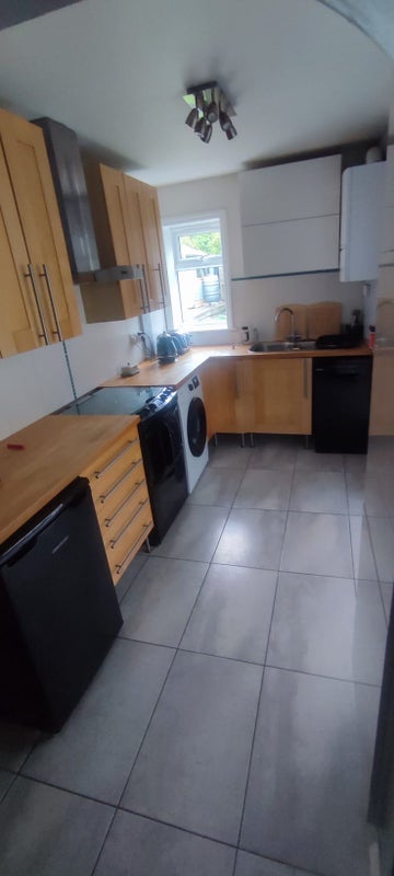 Room Thicket Avenue in Bristol
