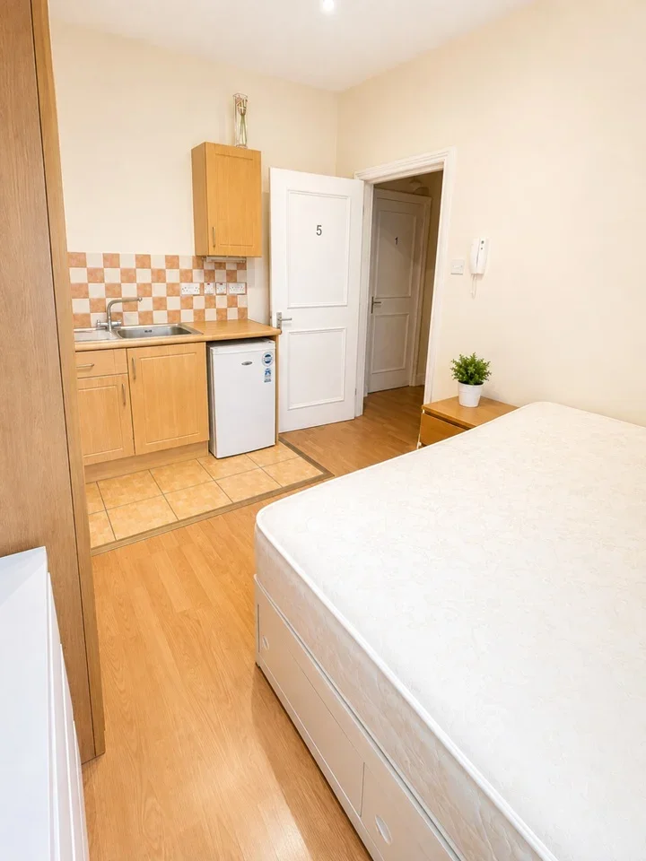 Room Scrubs Lane in Greater London