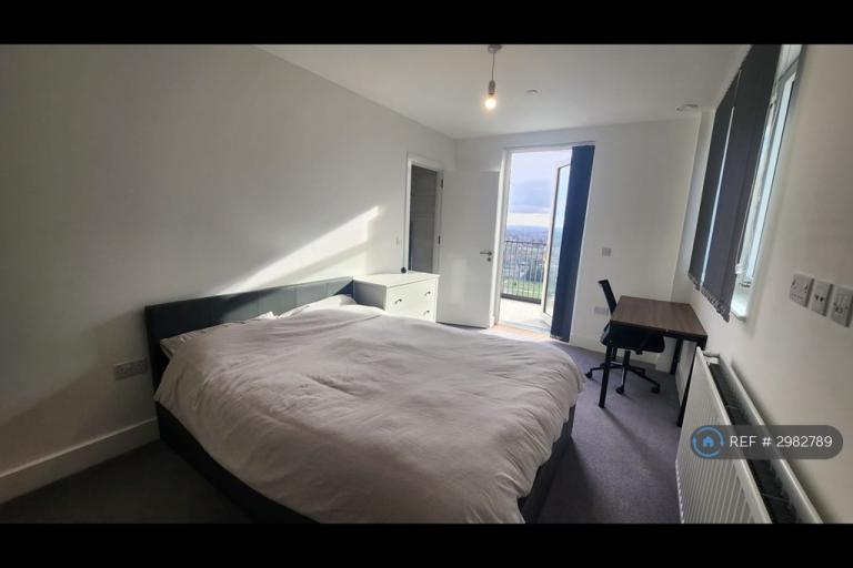 Room Healum Avenue in Greater London