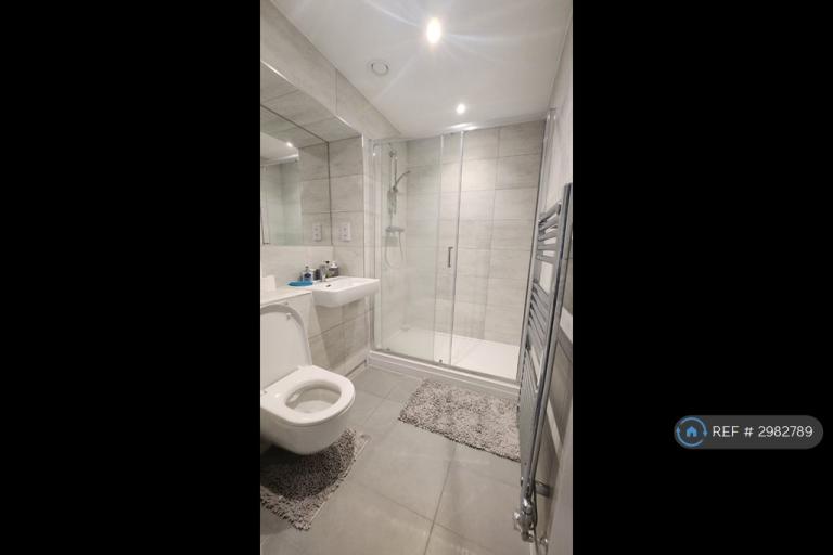 Room Healum Avenue in Greater London