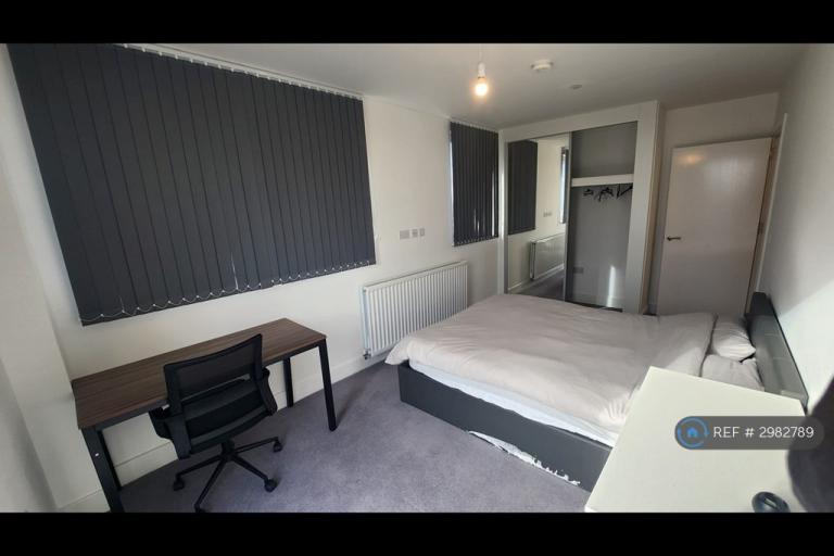 Room Healum Avenue in Greater London