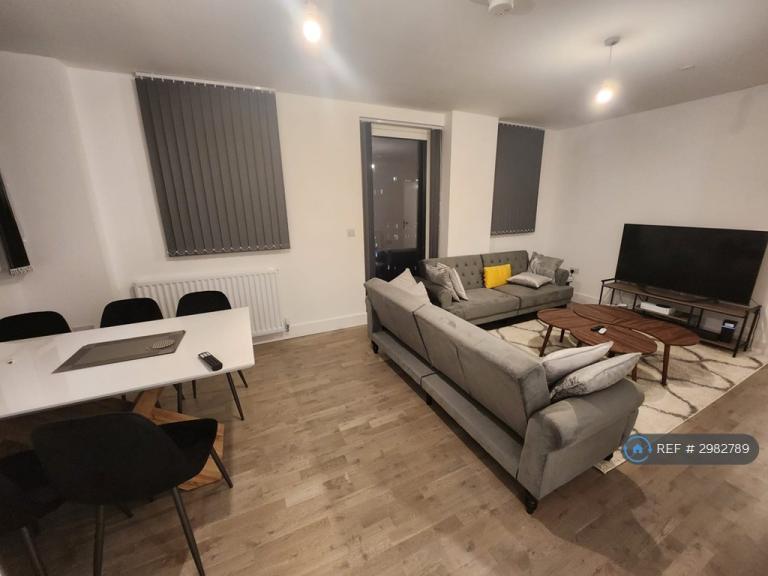 Room Healum Avenue in Greater London
