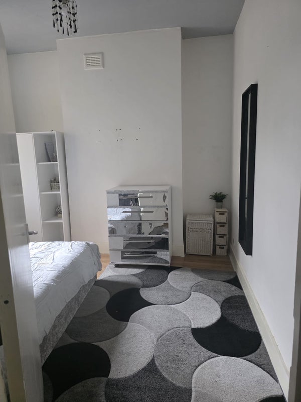 Room Amblecote Road in Greater London