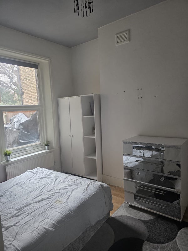 Room Amblecote Road in Greater London