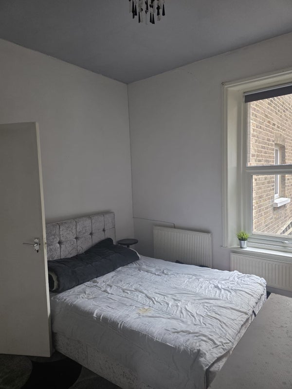 Room Amblecote Road in Greater London