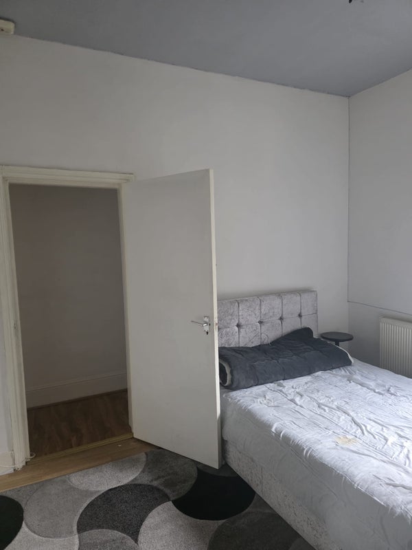 Room Amblecote Road in Greater London