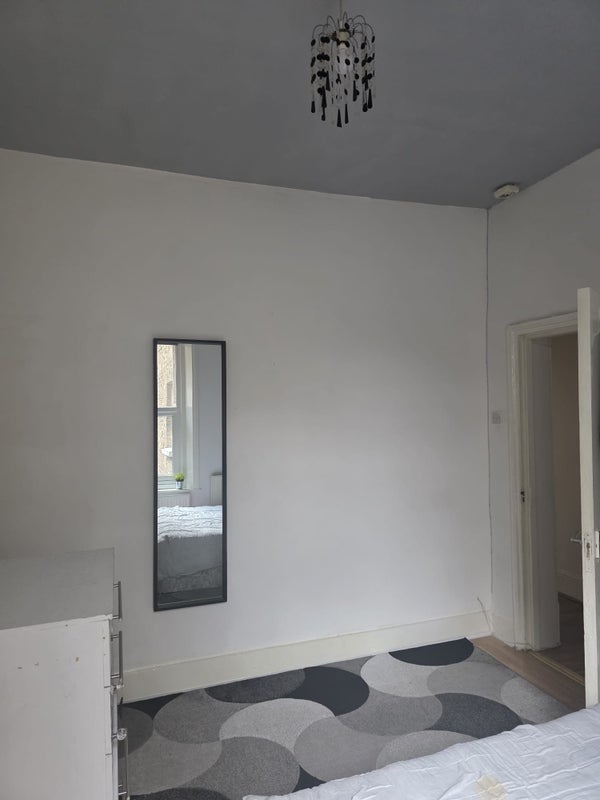 Room Amblecote Road in Greater London