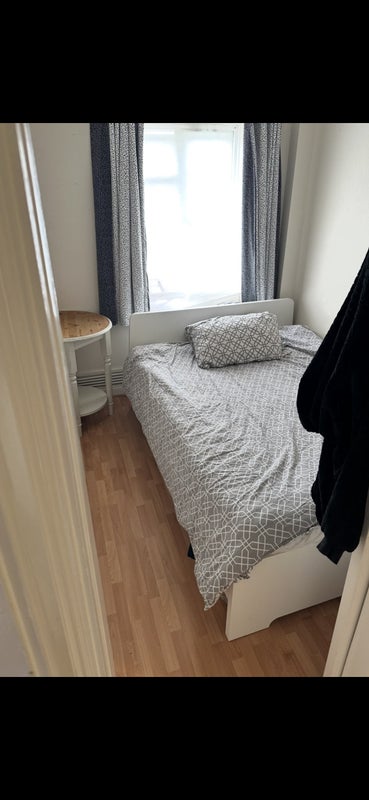 Room North End Road in Greater London