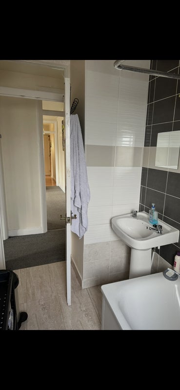 Room North End Road in Greater London