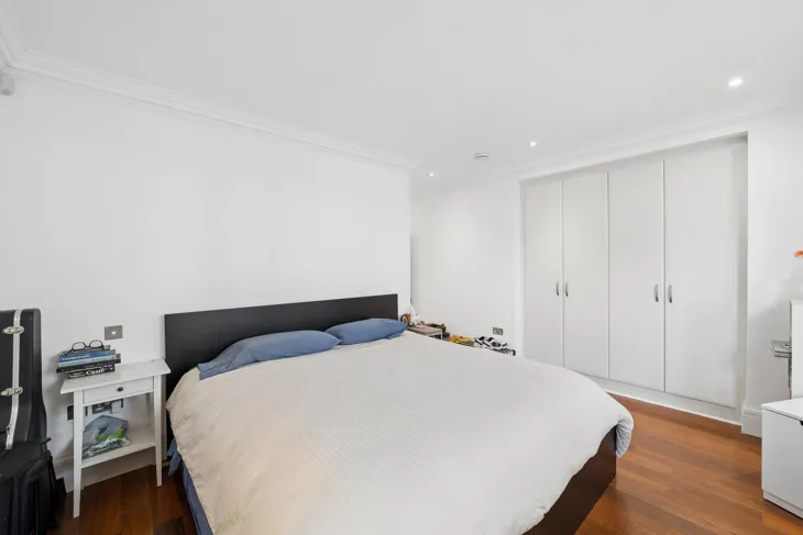 Flat Campden Hill Gardens in Greater London