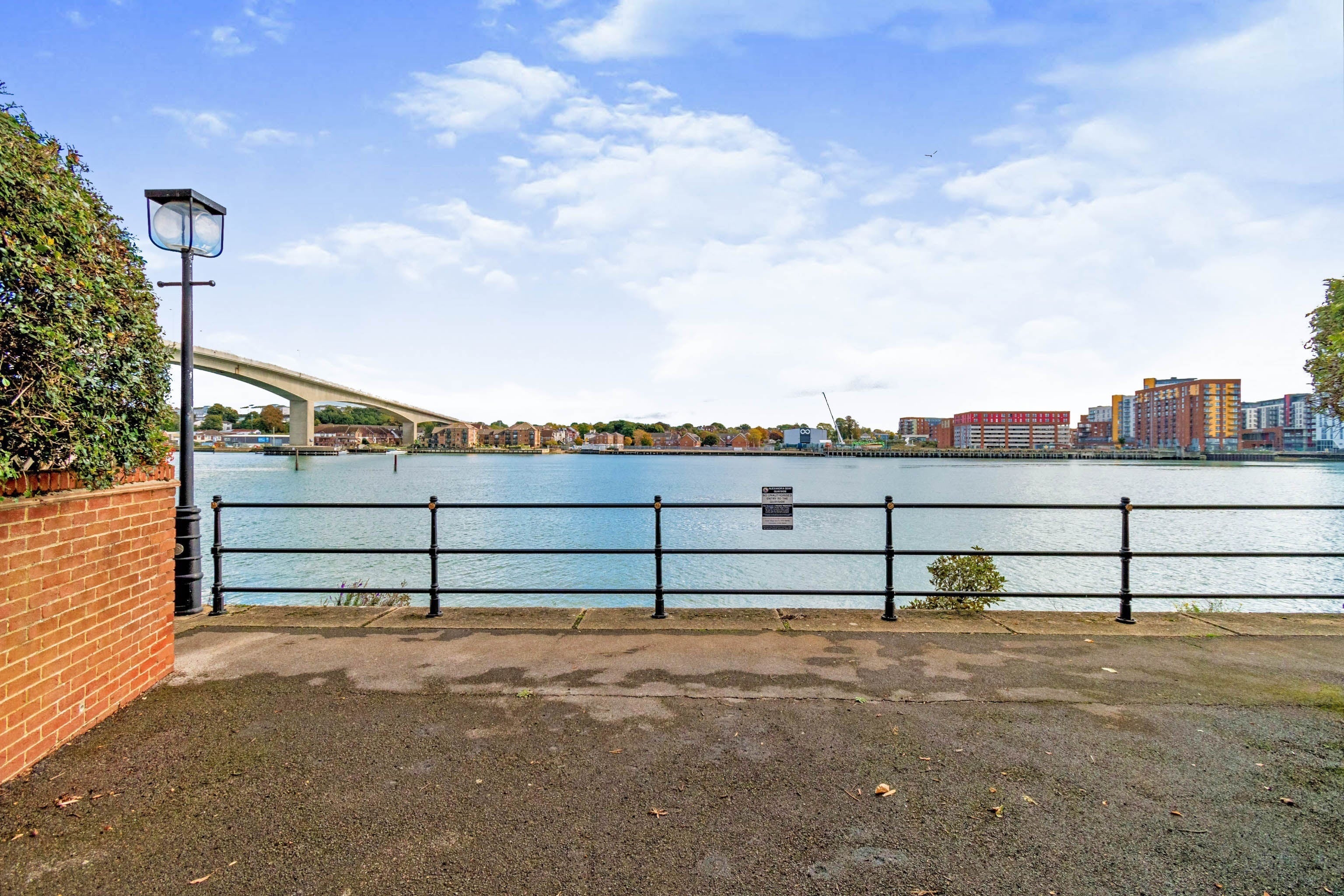 Flat Andes Close in Southampton