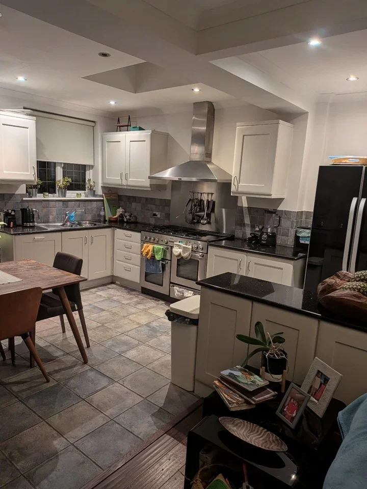 Room Homer Road in Greater London