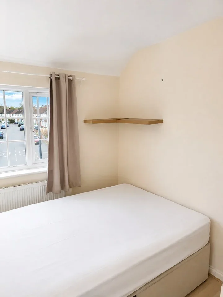 Room Hughenden Road in Slough