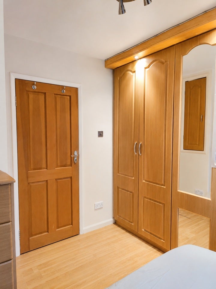 Room Hughenden Road in Slough