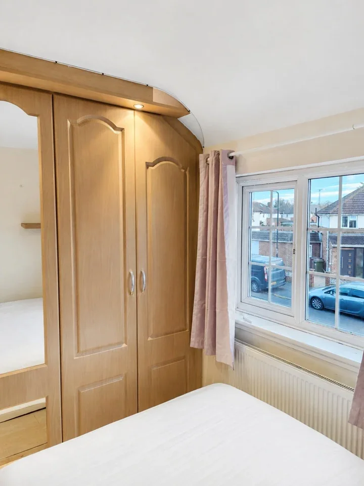 Room Hughenden Road in Slough
