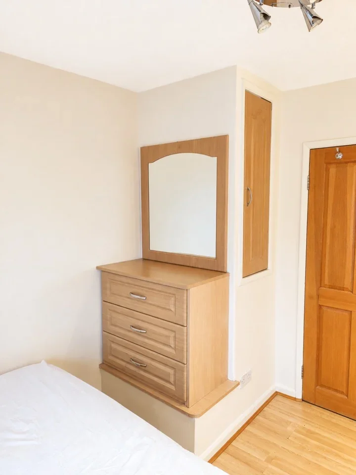 Room Hughenden Road in Slough
