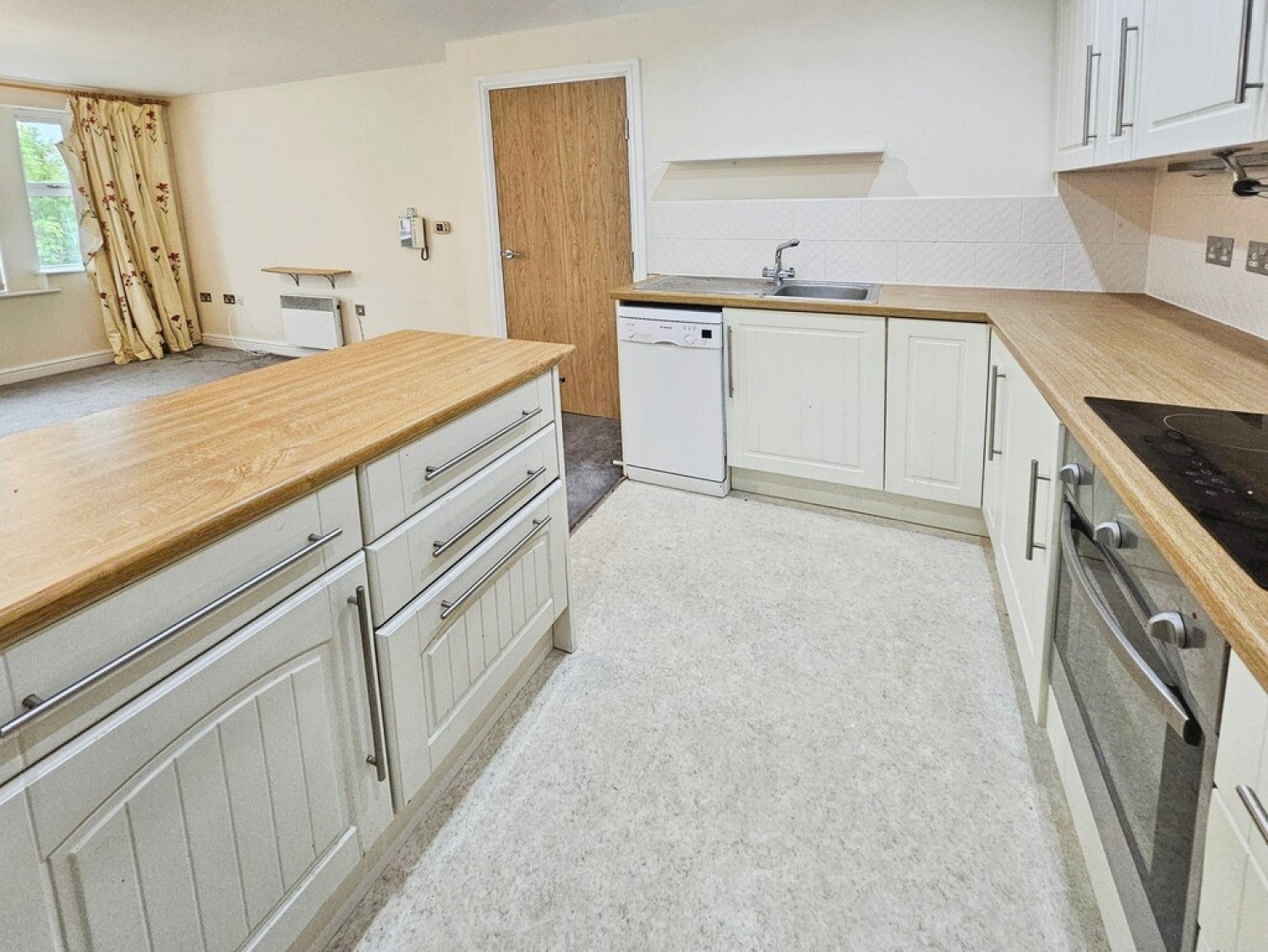 Flat Applegarth Gardens in Bradford