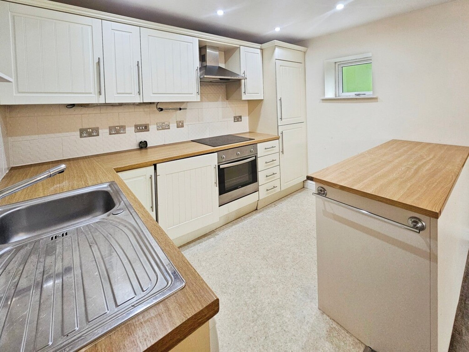 Flat Applegarth Gardens in Bradford