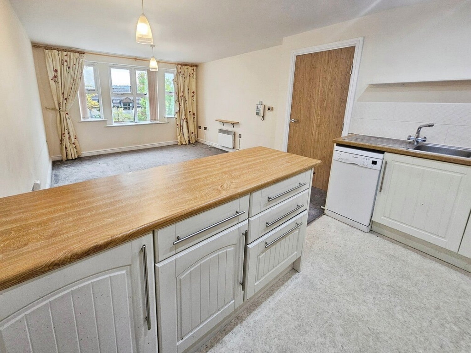 Flat Applegarth Gardens in Bradford