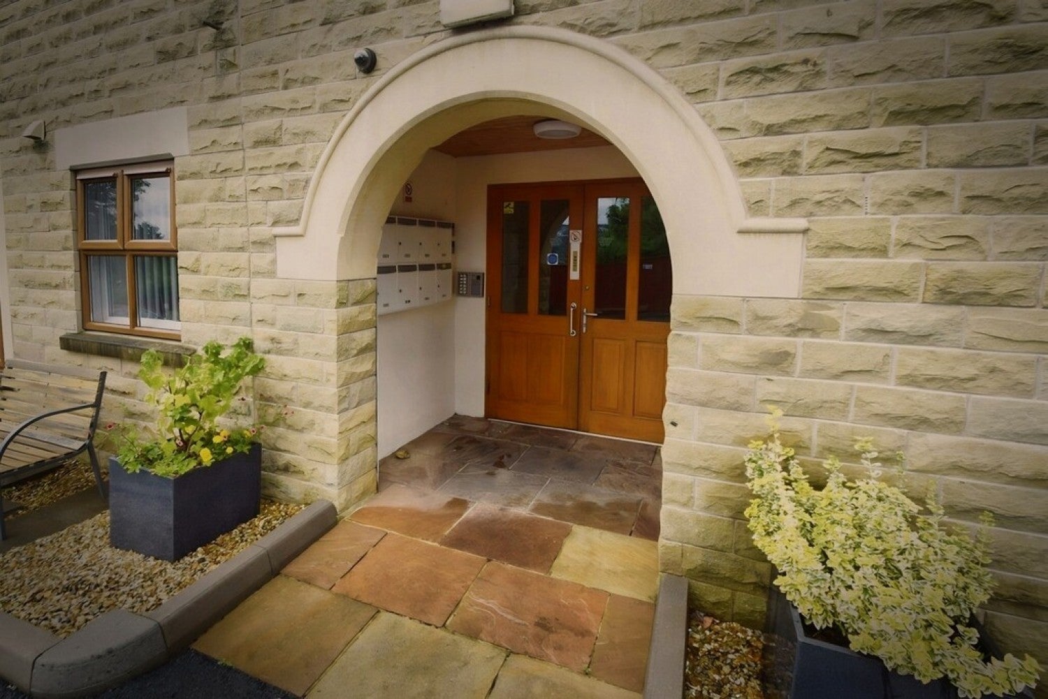 Flat Applegarth Gardens in Bradford