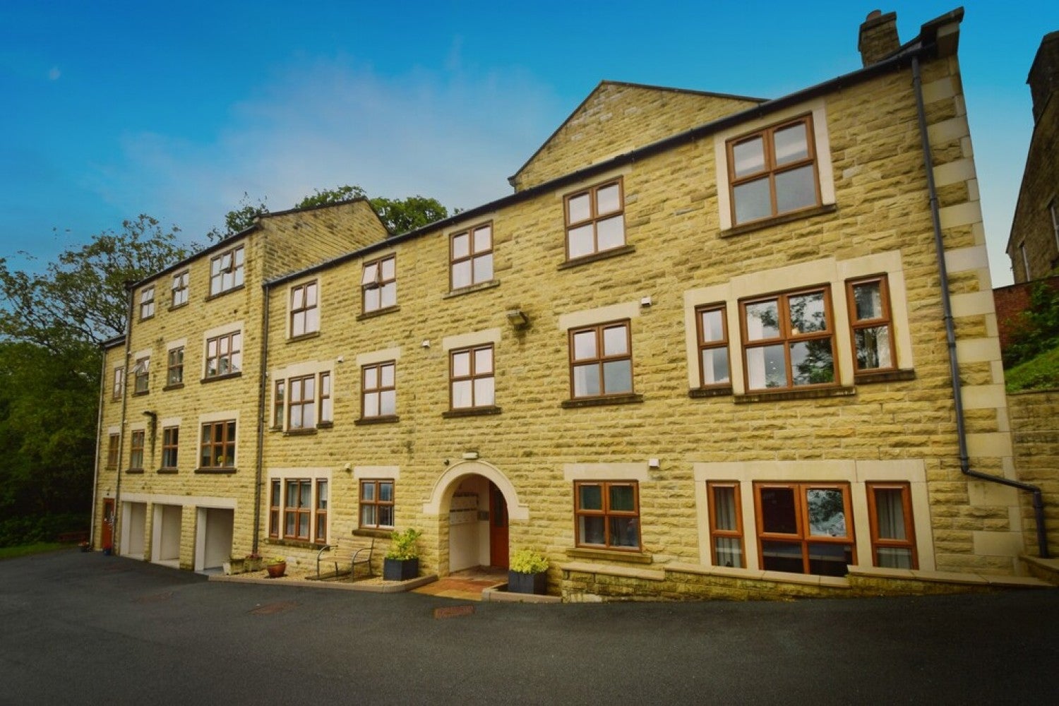 Flat Applegarth Gardens in Bradford