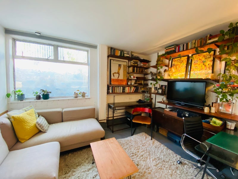 Room Ashfield Road in Greater London