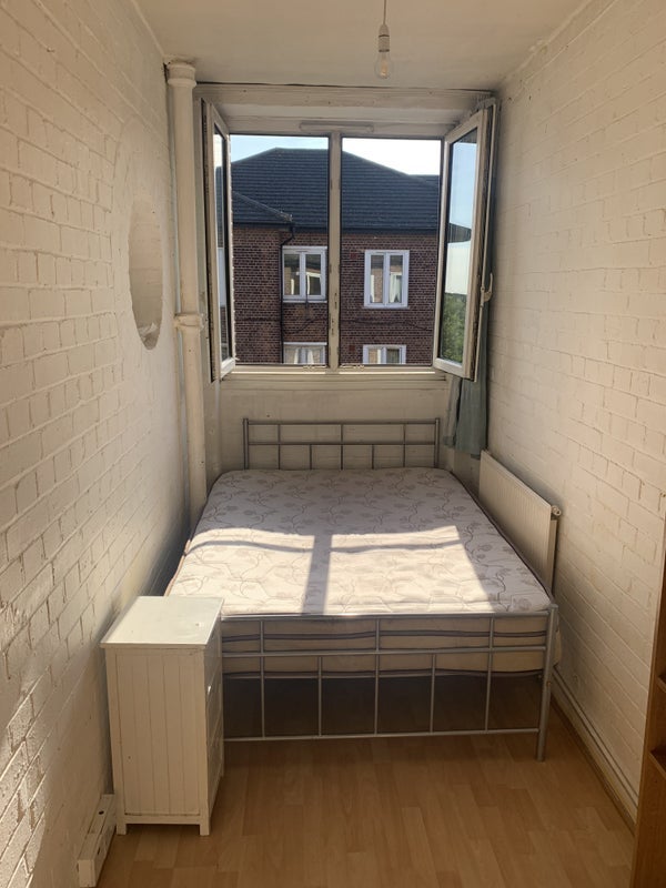 Room Warwick Grove in Greater London