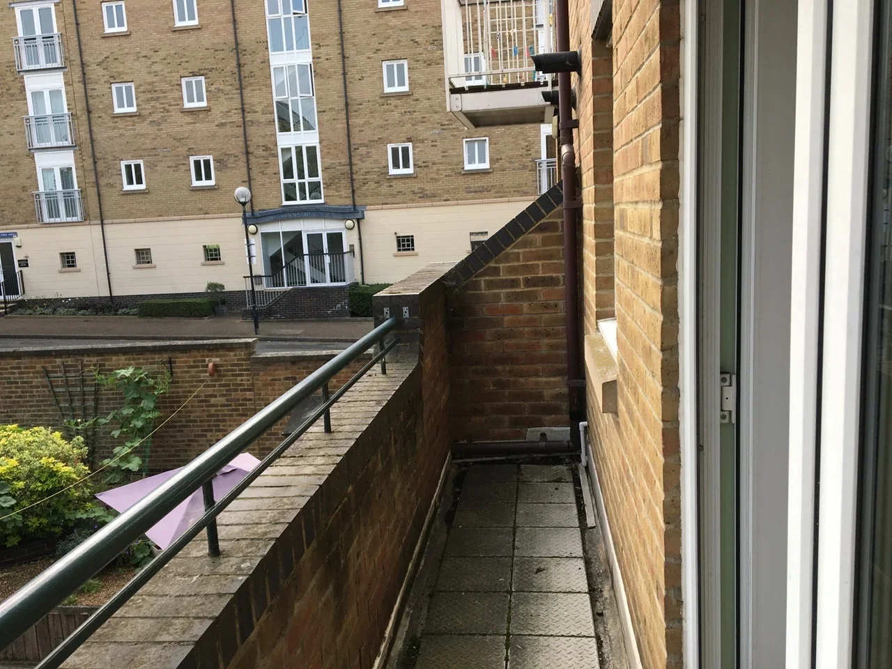 Room Schooner Close in Greater London