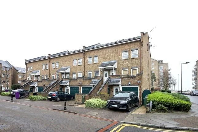 Room Schooner Close in Greater London