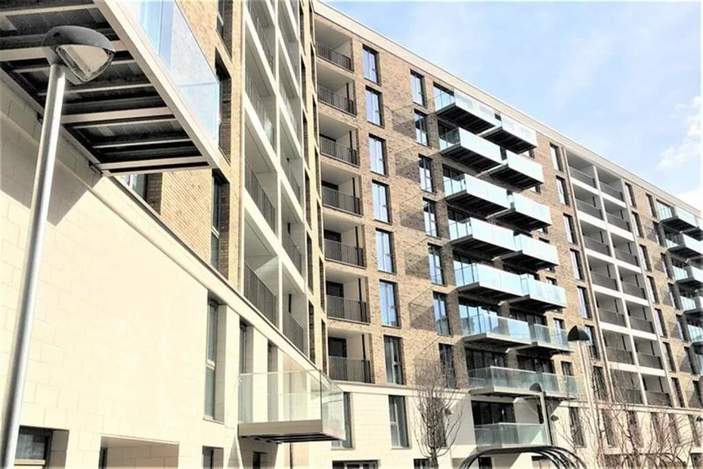 Flat Schooner Road in Greater London