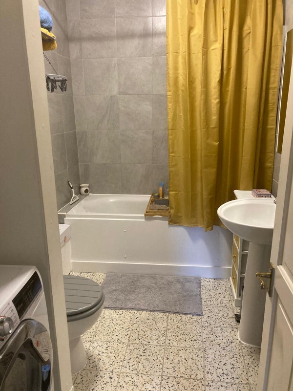 Flat Kinver Road in Greater London