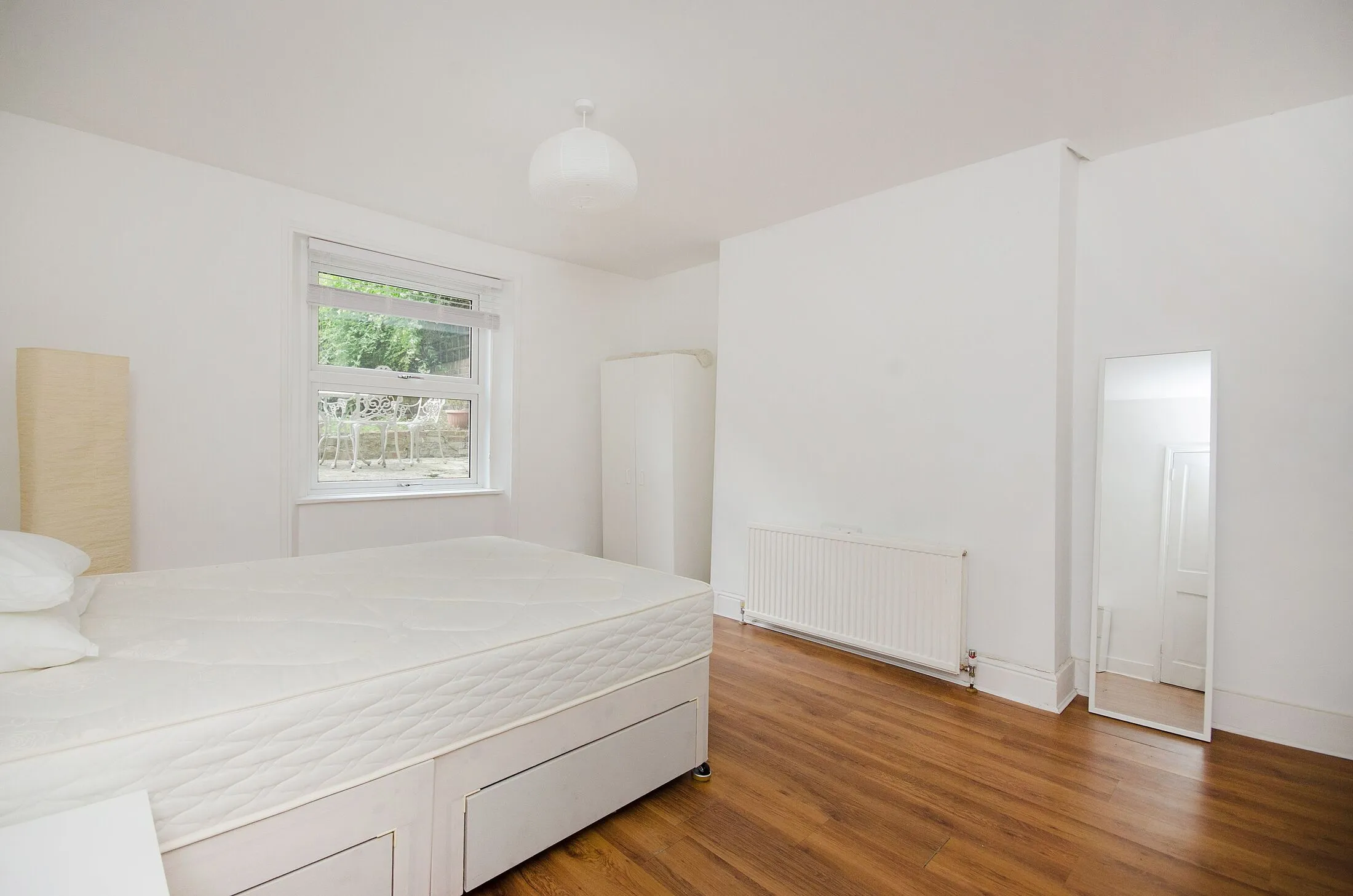 Flat Eaton Rise in Greater London
