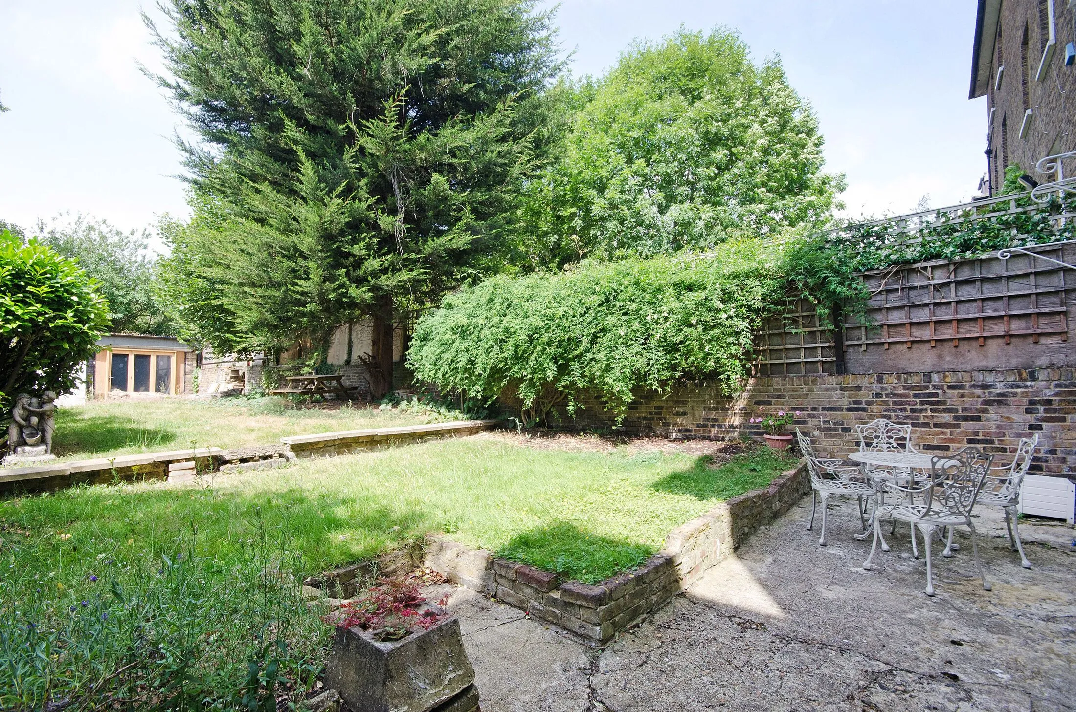 Flat Eaton Rise in Greater London