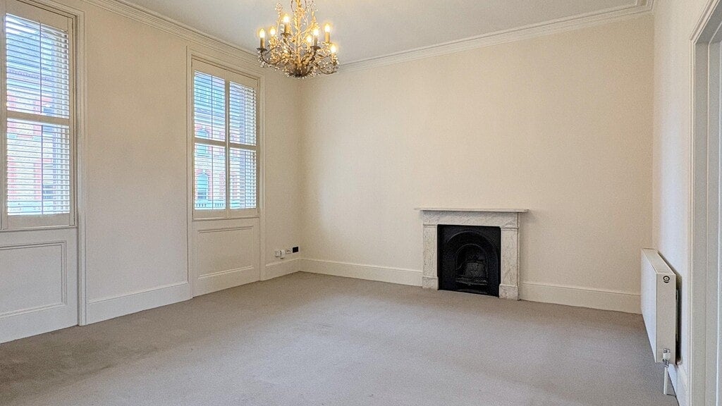 Flat Roland Gardens in Greater London