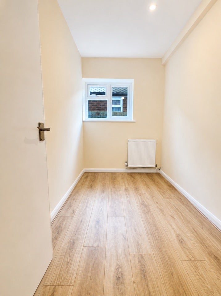 Flat Staines Road in Greater London