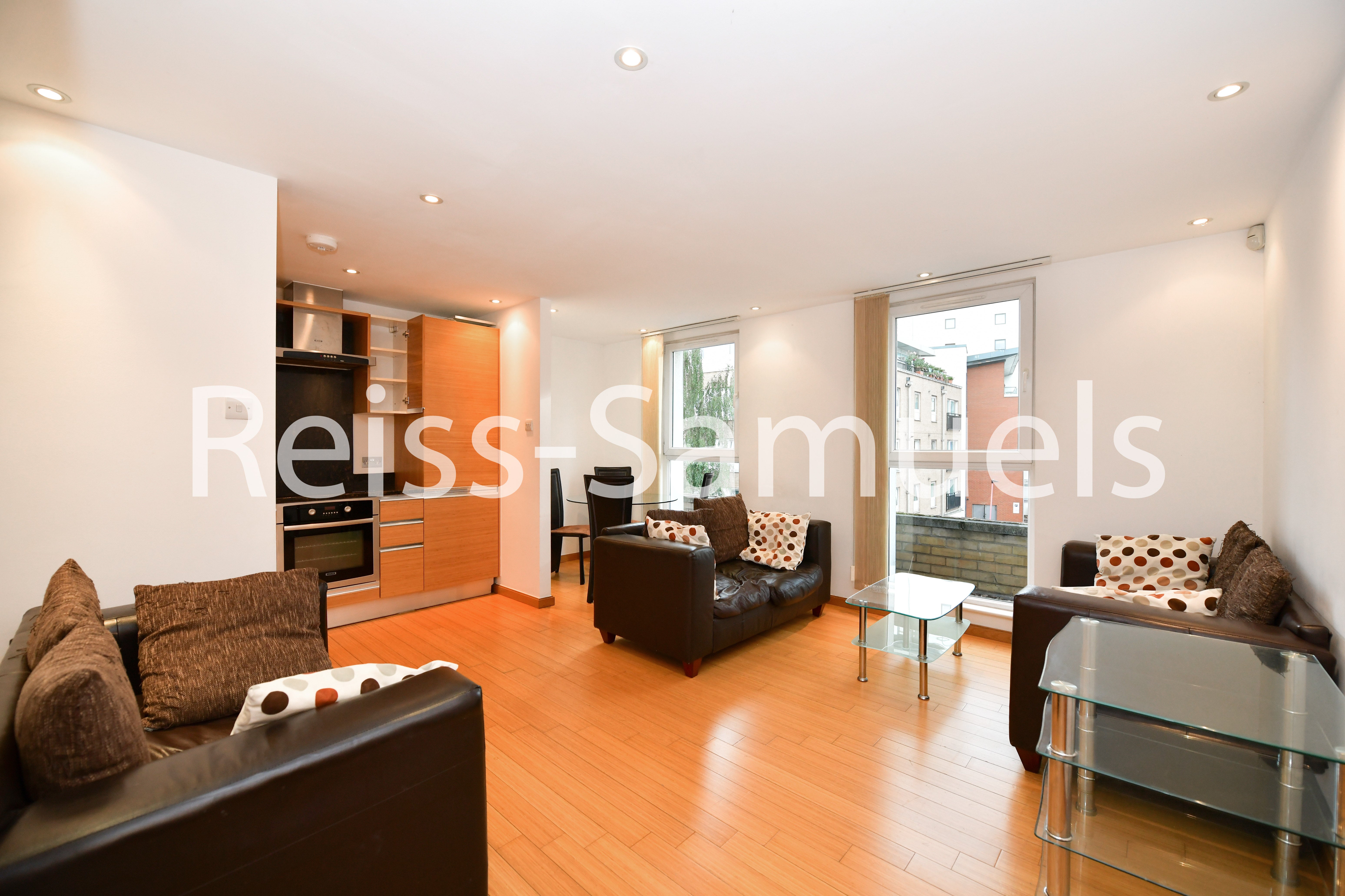 Flat Westferry Road in Greater London