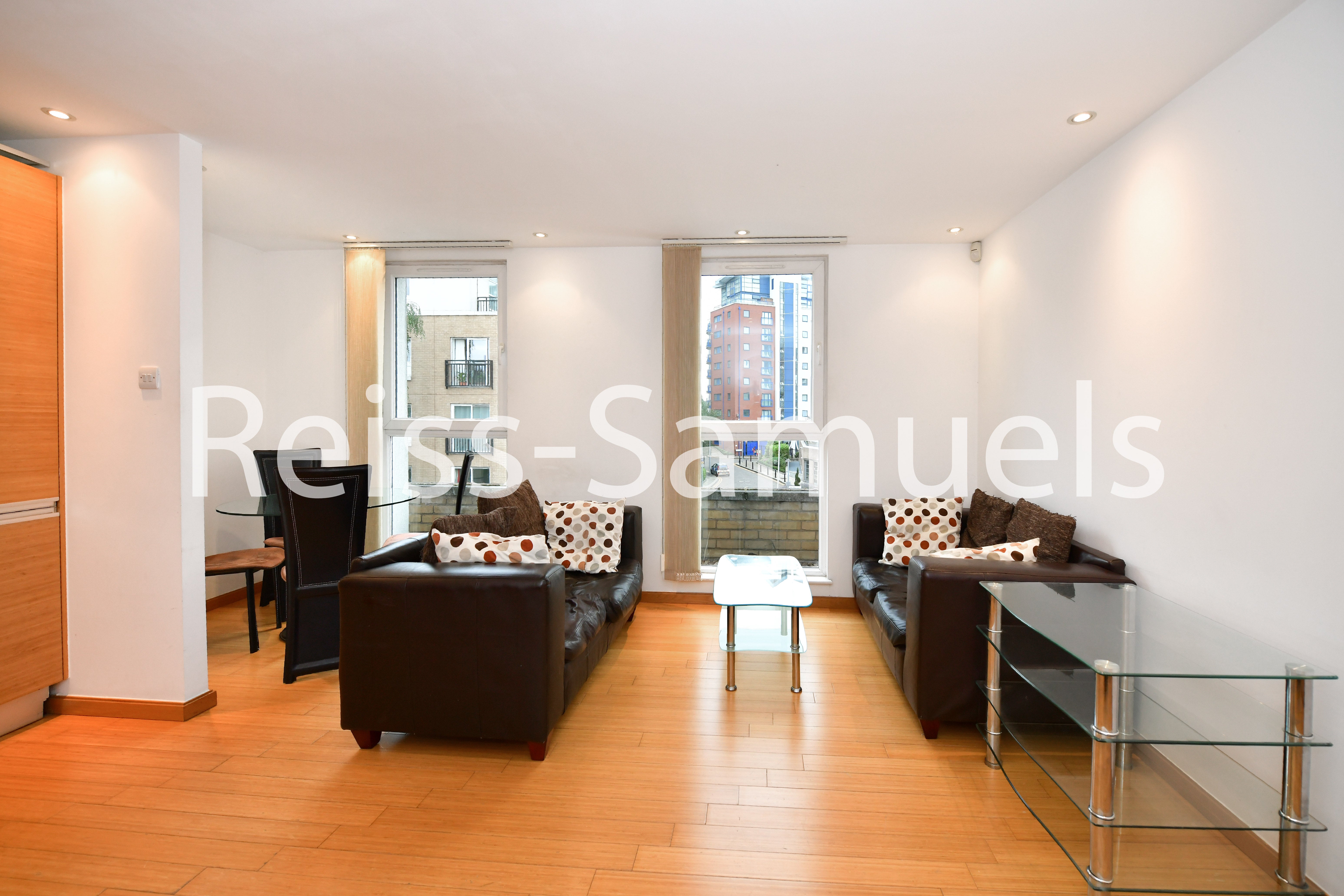 Flat Westferry Road in Greater London