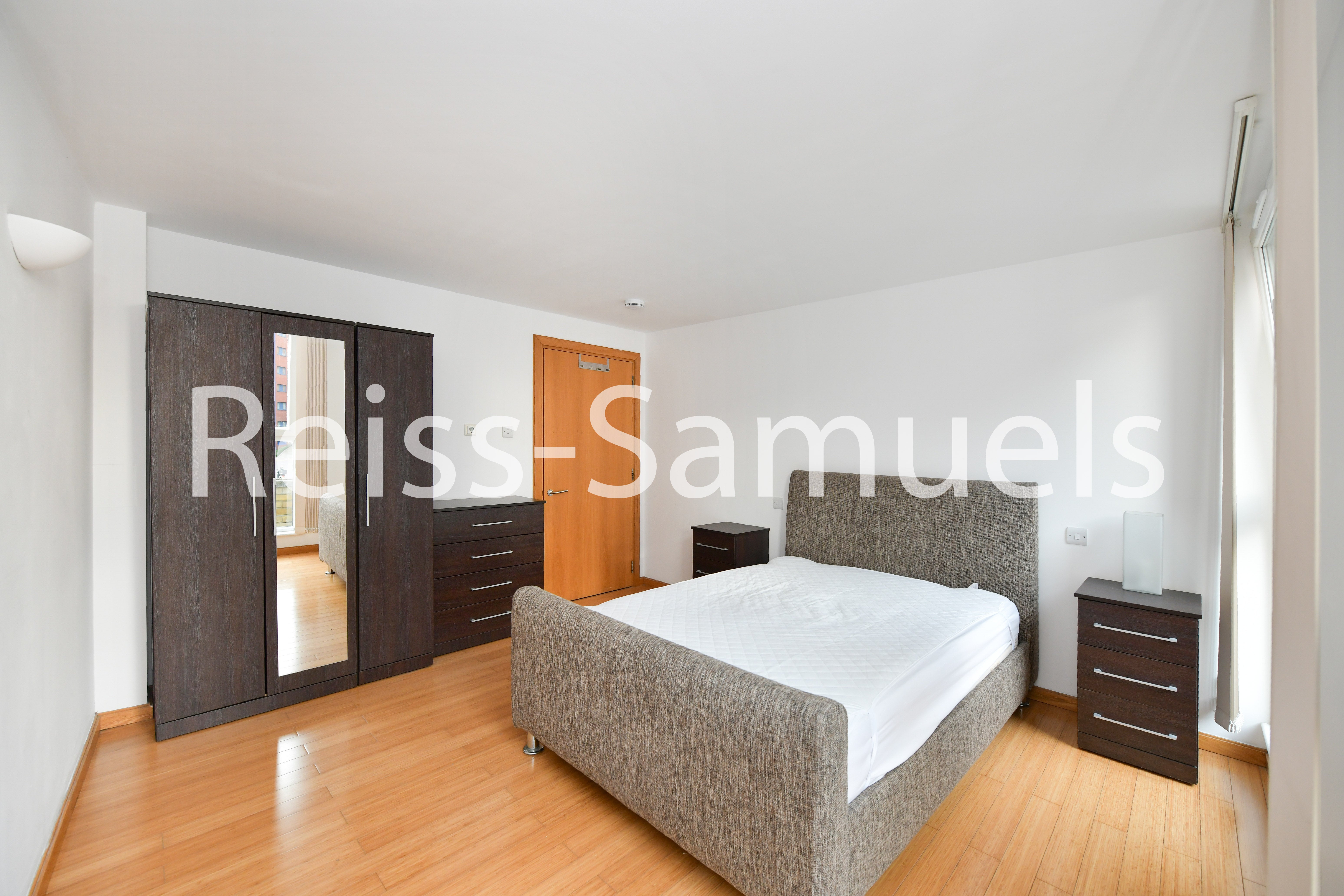 Flat Westferry Road in Greater London